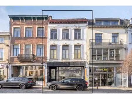 handelspand met brede glasgevel en uitstekende visibilite...