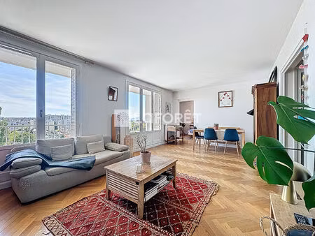 t5 dernier étage avec balcons au pied du métro cuire