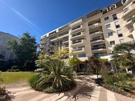 f2 avec terrasse en plein centre ville ( les hespérides )