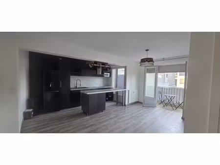 t2 à vendre  42m²  rénové entièrement  balcon  cave et garage  centre ville de pau (64)