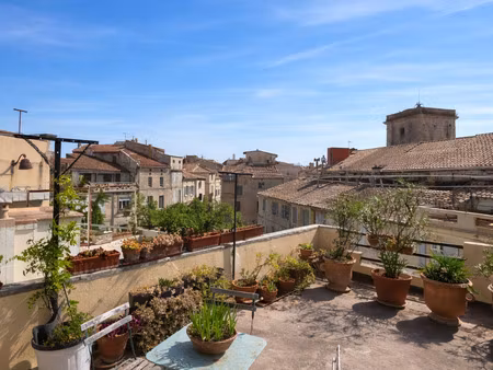 maison du xviie siècle centre ville d'arles  avec une terras
