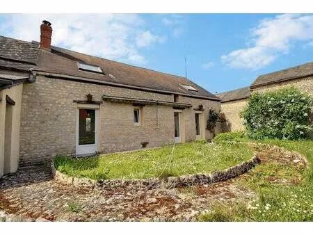 maison en pierres avec cour et jardin