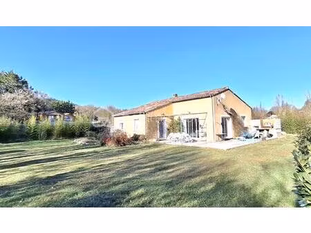 maison de plain pied  5 pièces  127 m2 sur terrain plat clos de 1400 m2