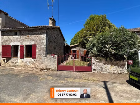 jolie maison de village avec exterieurs  2 ou 3 chambres  beaucoup de charme !!