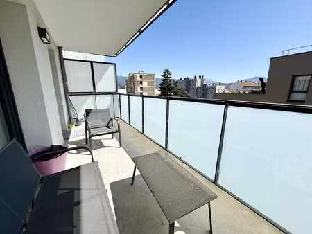 t3 meublé avec pièce de vie donnant sur terrasse