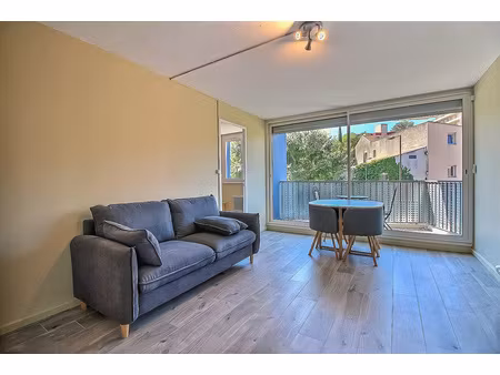 nimes - montaury - t2 meublé entièrement rénové avec garage