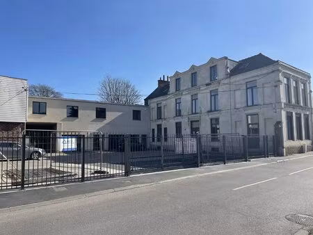 beau bureau 2 pièces dans un magnifique maison de caractère. site sécurisé.