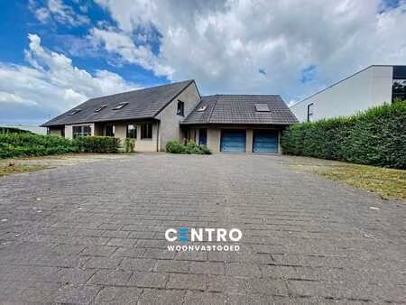 vrijstaande villa (430m²) op een hoekperceel van ± 1.200 ...