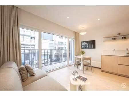 agréable appartement d'une chambre avec terrasse dans un em