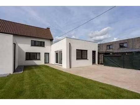 maison rénovée située dans un quartier calme.