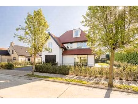 villa de construction récente située dans un quartier calme