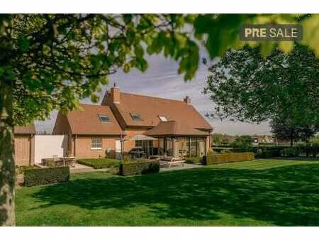 villa dans un cadre exceptionnel et verdoyant à aalbeke/cour