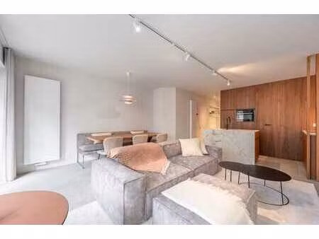 appartement rénové avec vue mer latérale  idéalement situ...