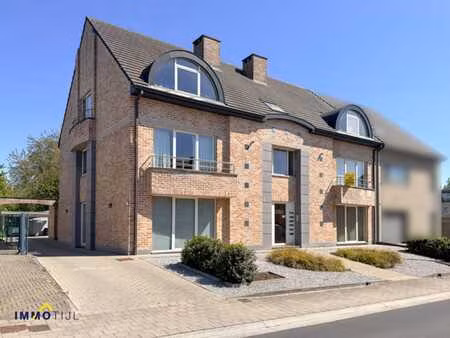 appartement avec terrasse et emplacement de parking!