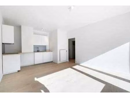 --- nieuw --- top gelegen gerenoveerd één slaapkamer appa...