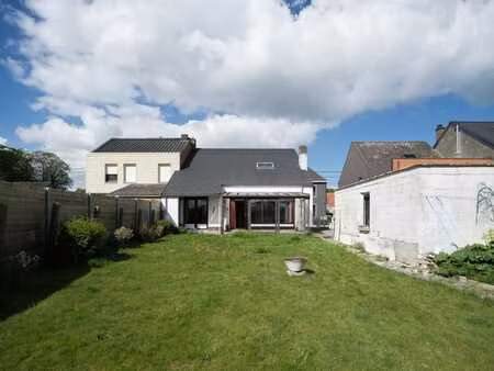 maison située au calme  à moitié ouverte  avec potentiel de