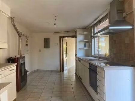 centraal gelegen te renoveren woning met ruime garage en ...