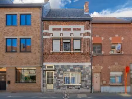 op te frissen woning met koer