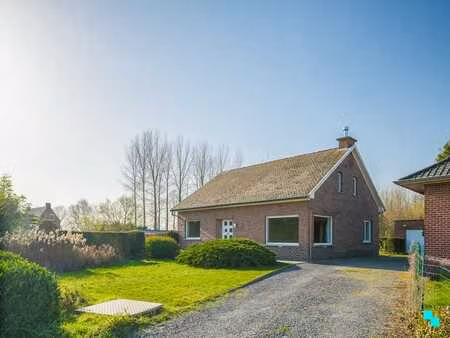 te renoveren woning met garage en unieke tuingrond grenze...