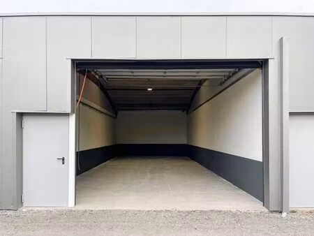 à louer : espace de stockage de 90 m² avec porte extérieure