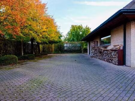 bedrijfsgebouw met ruime parking en uitbreidingsmogelijkh...