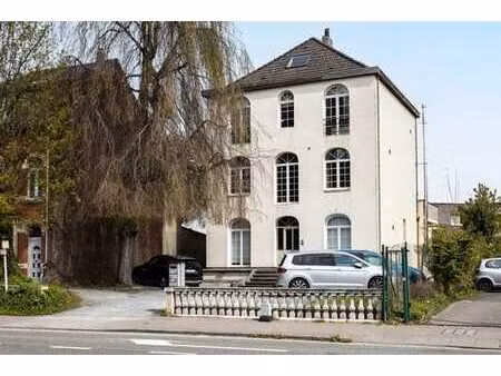 bureau spacieux avec parking  idéalement situé à zellik