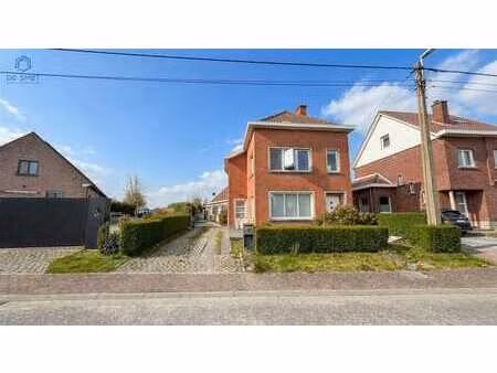 maison spacieuse avec 3 chambres et un espace bureau séparé