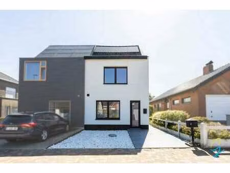 maison semi-ouverte moderne et économe en énergie avec 3 cha