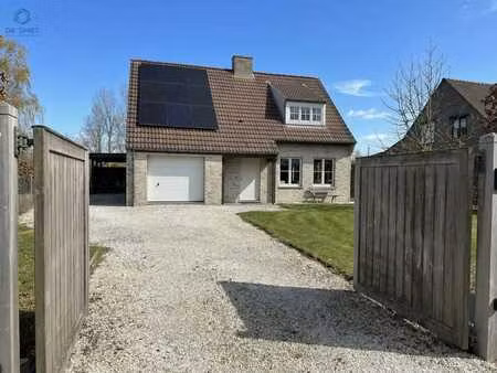 villa récente économique en énergie avec un bel jardin