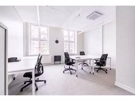 espace de bureau ouvert pour 10 personnes à signature