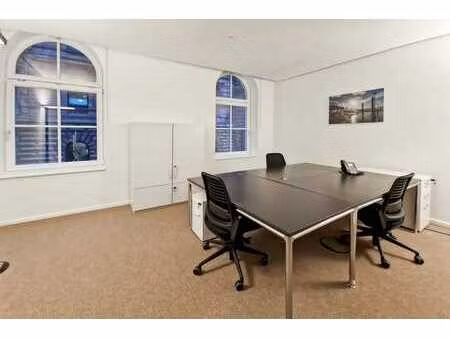 espace de bureau privé pour 3 personnes à signature