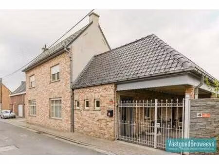 ruime gezinswoning met twee slaapkamers en tuin