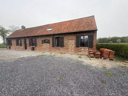 rustig gelegen hoeve met diverse bijgebouwen op een lande...