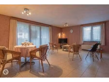 gelijkvloersappartement met drie slaapkamers en garage