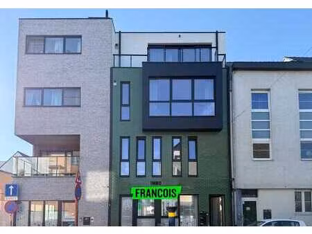 appartement neuf de 3 chambres avec cour à louer à gand