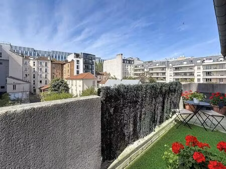 charmant studio rénové avec balcon 30.80 m2