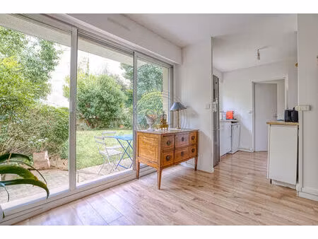 appartement versailles 4 pièce(s) 58.96 m2 avec jardin terrasse deux places de parking une