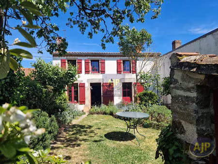 maison en pierres 3 chambres à clisson en village