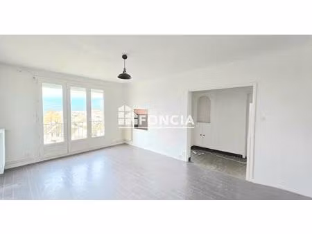 grand t2 en dernier etage avec vue degagee