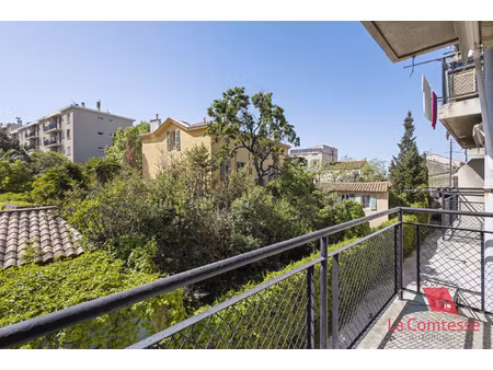 endoume / proximité place ste eugène: type 4 avec balcon et