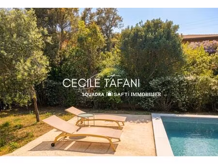 maison de ville avec piscine.