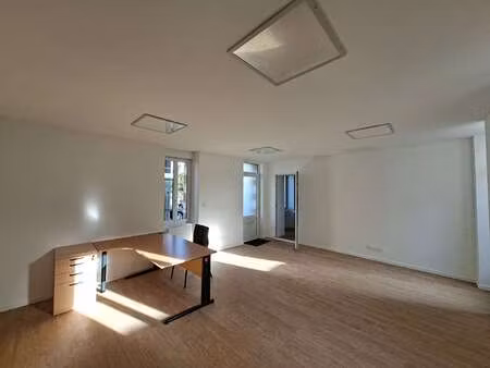 location bureaux et commerces à la roche-sur-yon (85000) : à louer / 40m² la roche-sur-yon