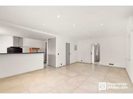 superbe appartement rénové de plain-pied au coeur du village de peymeinade