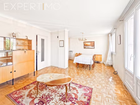 appartement 4 pièces au bourget  idéalement situé.