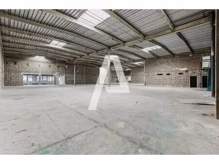 location local d'activités 750 m² à 2 592 m²