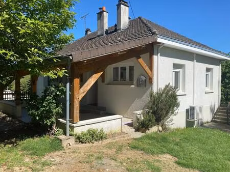 maison individuelle propre et fonctionnelle  offrant au plain-pied avec terrain