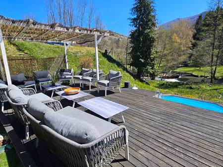 maison de montagne au bord de l'eau