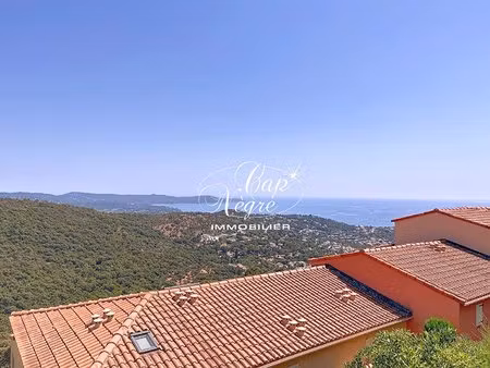 studio cabine vue mer à vendre dans une residence calme à cavalaire sur mer - golfe de...
