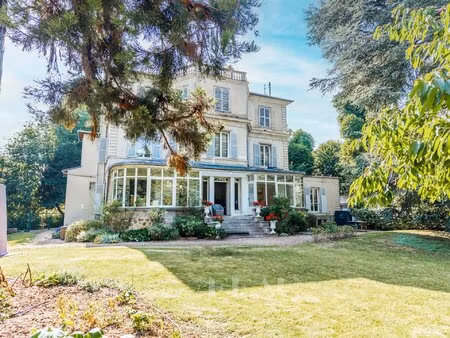saint-germain-en-laye - a magnificent 4-bed apartment with an extensive garden with id 288
