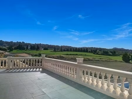maison individuelle de plain-pied avec piscine   tavernes